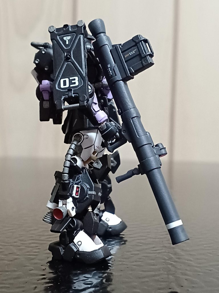 右サイドから。良いですね~‼️アーティファクトだとドム・トローペンのバズーカ装備が印象的でしたが、高機動型ザクⅡもカッコいいですね(zaku-kao5)