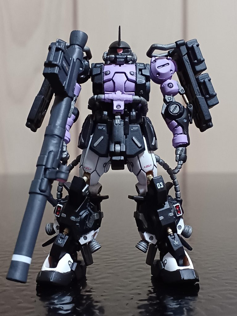 オルテガ機はマシンガンでしたが、こちらはバズーカ装備ですね‼️カッコいい(zaku-kao3)