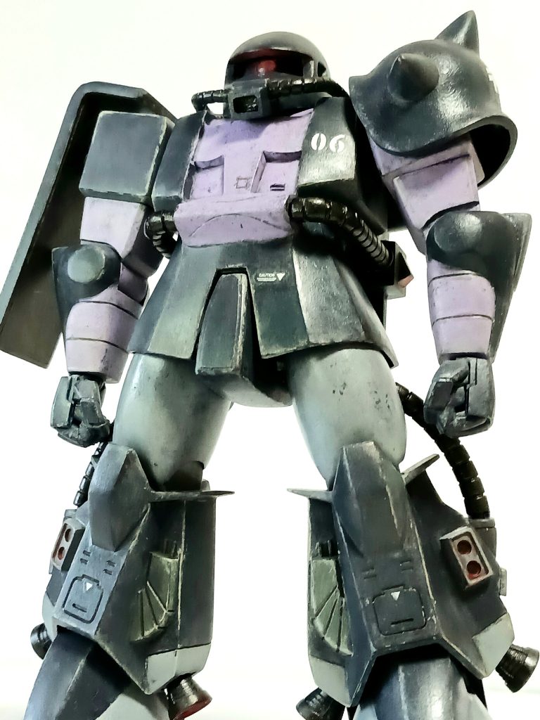 今見ても色褪せないカッコ良さ!フォルムは、そのまま残しました。改造は、肩幅を少し詰めて、接地性を高めるため股関節と足首にポールジョイントを仕込みました。あとは、ハンドパーツとバーニアの取り替え、ランドセルのフック自作など。