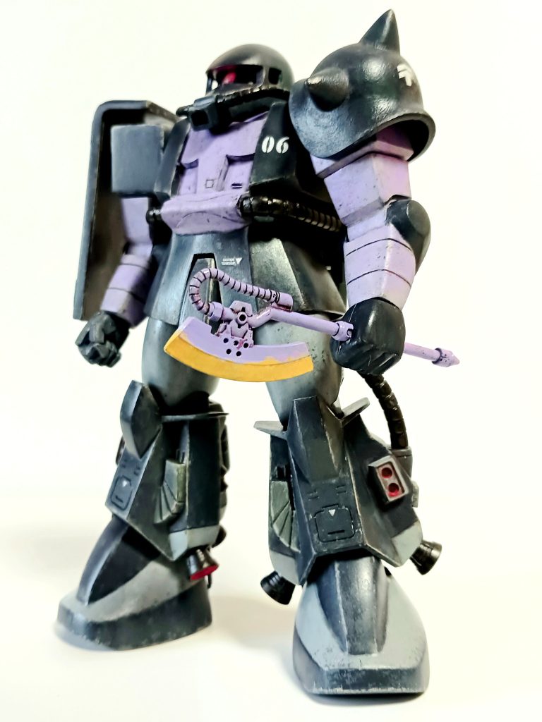 武器を持たせて色んなポーズをとり、写真を撮ったのですが全てボツ😭可動域が狭すぎました(広げる技術がなかった)😓1枚だけ公開します。ヒートホークを持たせた左手のハンドパーツは、旧キットのものです。