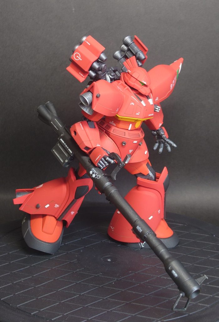 「勘違いするな、俺は潰れかけのゲルググを親父がやってるジャンク屋に卸しただけだ。」「えっ整備長の親父さんがサイド6でジャンク屋を?」「戦争には加担したくねぇって開戦前に引っ込んじまったよ。一年戦争中では連邦の技師だなんて怪しいオヤジを住まわせた事もあるらしいが。」「戦争には加担しないけど賞金稼ぎには手を貸すんだ・・・」「親父が言うには『戦争で稼ぐ奴は悪党さ。賞金稼ぎで稼げねえ奴は能なしだ。』とさ、俺達はとんだ悪党ってワケだ。まぁ機体に手を入れたのは親父じゃなくて娘だけどな。」「えぇっ?整備長、結婚してたんですかぁ?」