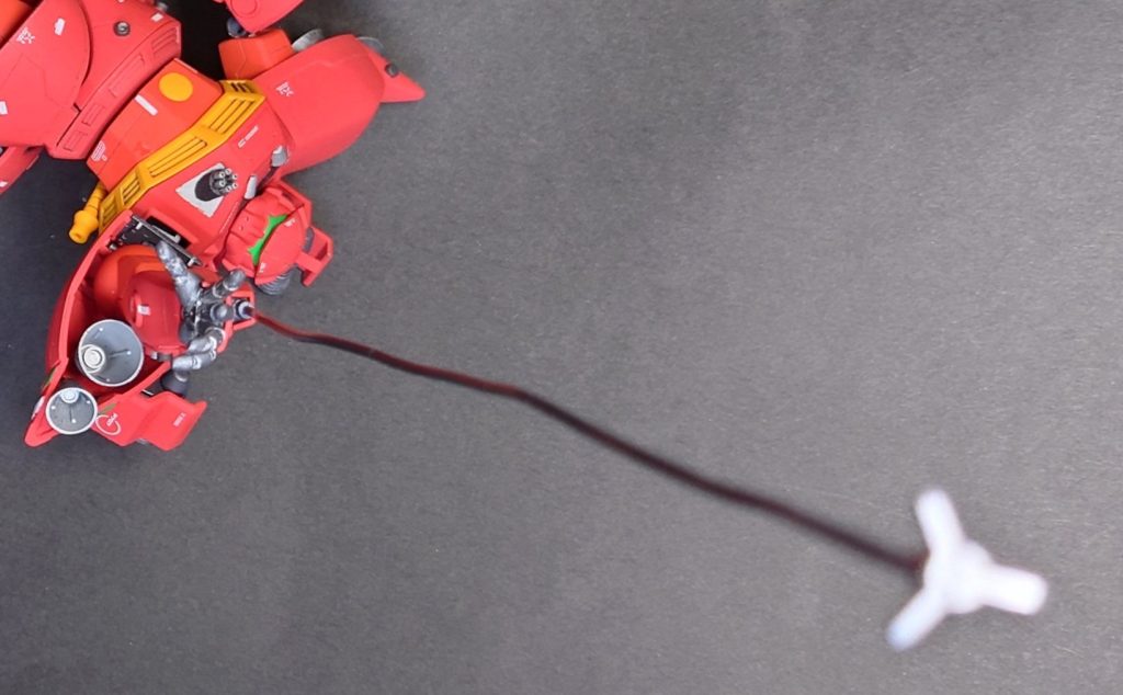 いつの間にか近くに陣取って解説を始めたオヤジの声に整備兵は耳を奪われていた。「撃つぞ!撃たねえぞ!バズーカの故障か?読めたぞあの野郎最後まで撃たねえつもりなんだ。」「えっ?」「豚は殺しはやらねえんだ。今はティターンズ野郎がピンピンしてるだろ?そこだ!撃て!やっぱり撃たねえなっ!俺の言った通りさ。今撃つとティターンズ野郎にも当たっちまうからな相手がよれておとなしくなってから爆発しねぇところに2〜3発当ててケリをつける気なんだよ。戦争じゃねえとか何とかキザでイヤな野郎だぜ。」何となく、整備長が彼に肩入れする理由が分かったような気がした。