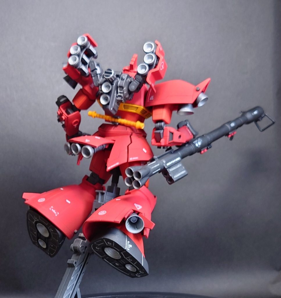 整備兵の声を打ち消すかのようにまた歓声が上がる。「始まるぞ、5秒前4…3…2…1…0!ティターンズ野郎が上をとった!こりゃあ一方的な展開になって来たぞ。」有利な態勢からバックを取られたように見えた瞬間、敵機を軸に弧を描くように回転し、いとも簡単に背後を取り返した。「スティグマだ!豚が後ろをとった。」「スティグマ?」「豚はあの技でアドリア宙域のエースになったんだ。」