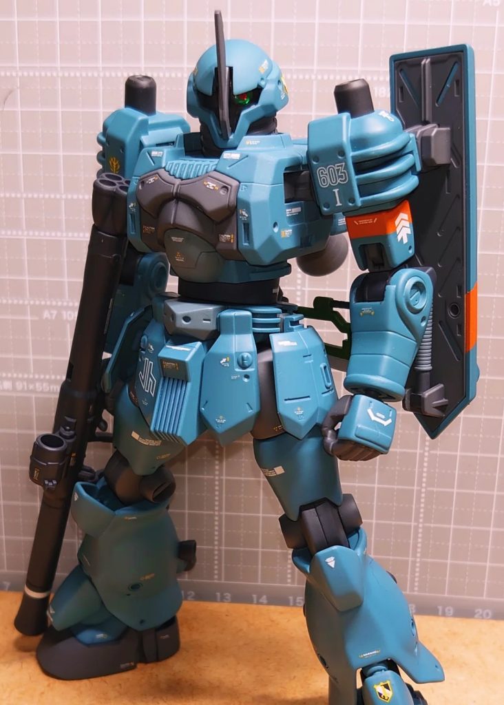 隊長機です。陸ザクの腕と旧ザクの脚部を加工して取り付けました。差し色以外はシンプルに仕上げました。