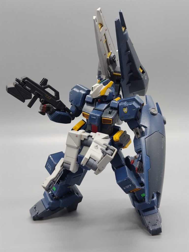 イラストでは背中のブースターが二つ同じものを背負ってました。二号機のを拝借すれば再現可能ですが色味がちょっと違うだろうなあ。持つものがないけどサブアーム展開ww 