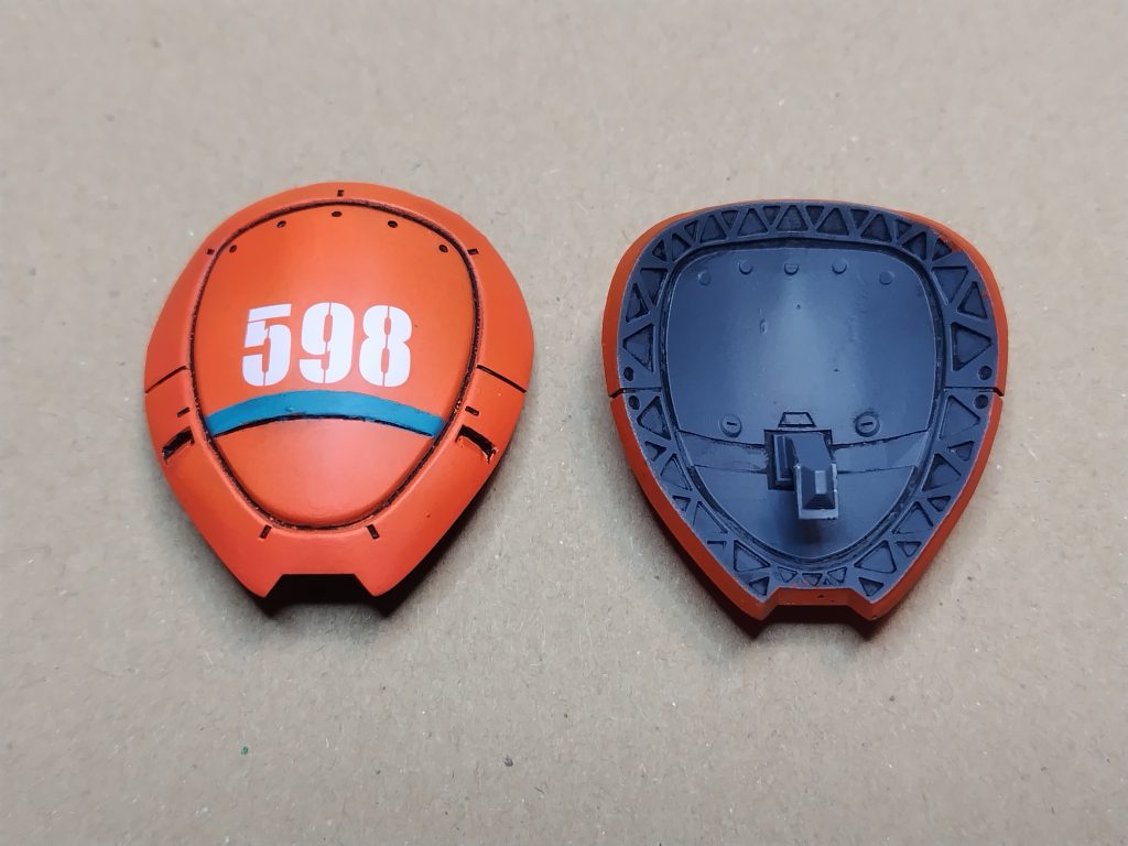 シールド裏も目立たないけどモールド入れてます。機体ナンバーは搭乗者「598」の数字。基部に力が掛かると折れやすいのが難。もうちょっと考える所でした。