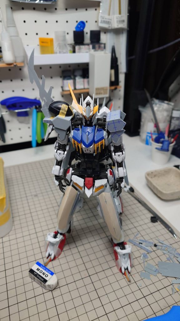 肩の形状をHGを参考にプラ板で制作しました、棘の部分は1mmプラ板を積層し3mmにした後、ひたすら削り、形状出しをしました。最終的に一部パテで処理もしています。