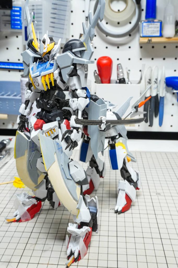 おおまかな形状出しが終わった状態です。前足にはMGバルバトスとフルメカニクスのバルバトスルプスをニコイチで形状を出しました。