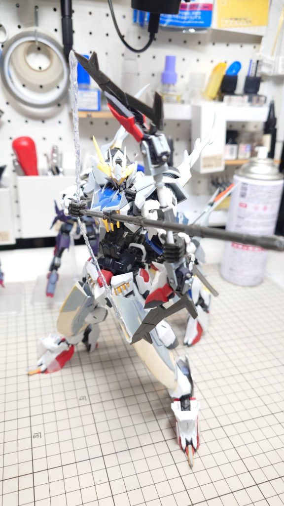 特徴的な弓に関してはメガミデバイス【朱羅 弓兵】の武器を使用しバルバトスのメイス、ビルダーズパーツのビームサーベルを弦のエフェクトに見立て一部スクラッチしました。