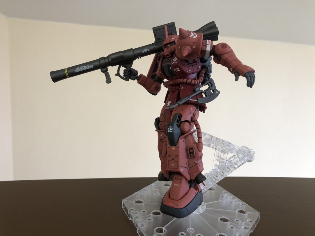 サイド完成したあとに気づいたのですが、なぜか左の腰の軸を連結するポリキャップが緩くて、脚を上げた位置によっては保持されない😭