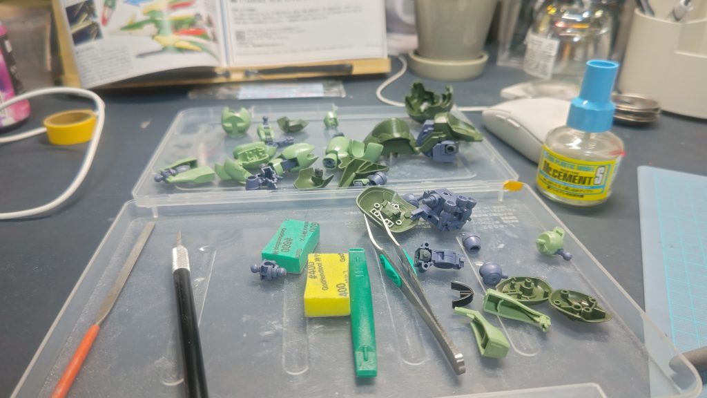 基本制作時はファイルケースをトレー代わりにしています。パーツの大きさにもよりますが、このまましまって本棚に保管とかもできて便利です。