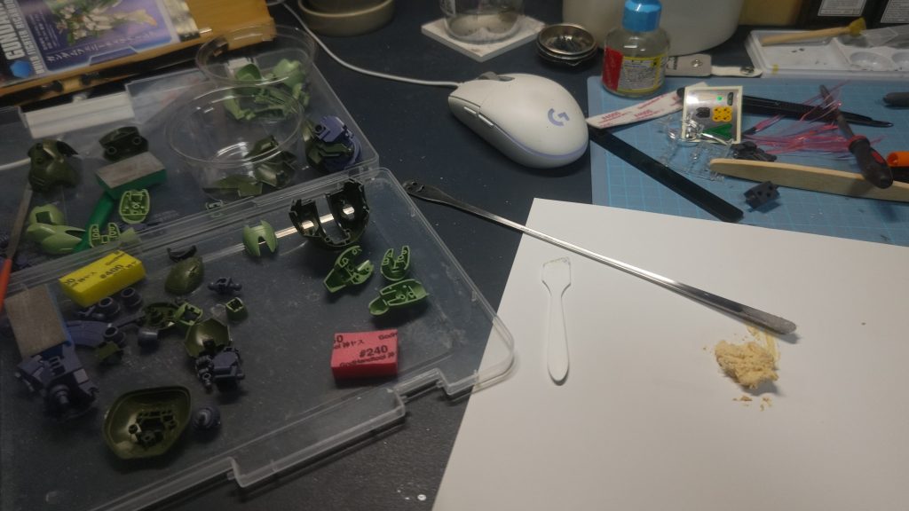 パテねりねりの図。次からはパテとプラバン合わせ技にしようと思いました。