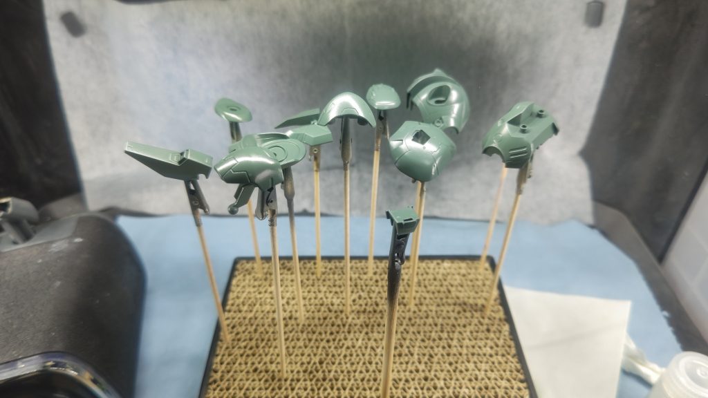 オーロックス様のコンプレッサーは静かでよいです。またアクリジョンにない色でしたので、感覚による調色でもっていってます。