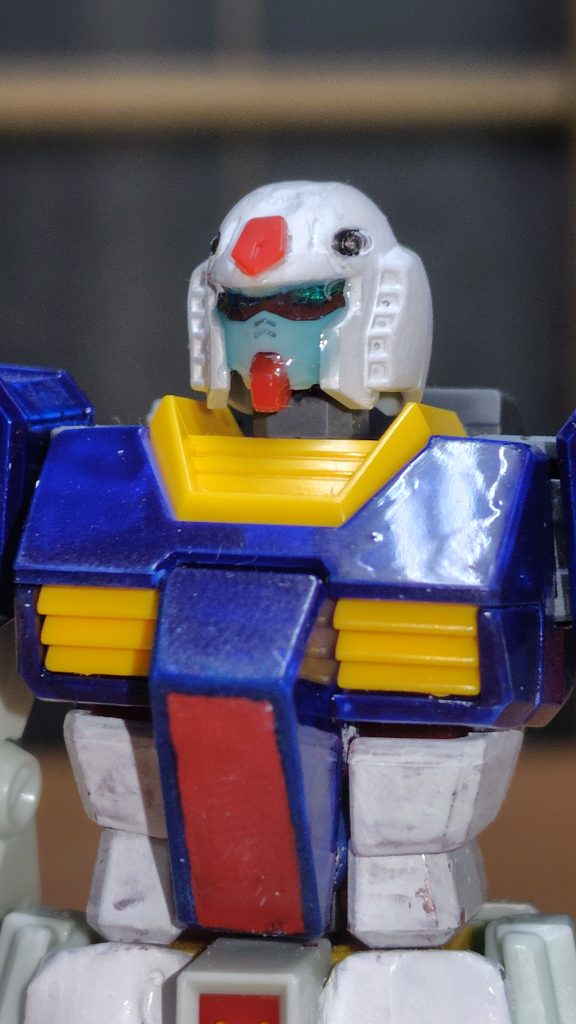 量産機とガンダムを両立させる為にツインアンテナと頭頂部モヒカン部を除き、額部分残してガンダムフェイスはレジン流してフルフェイスバイザー保護仕様にした。