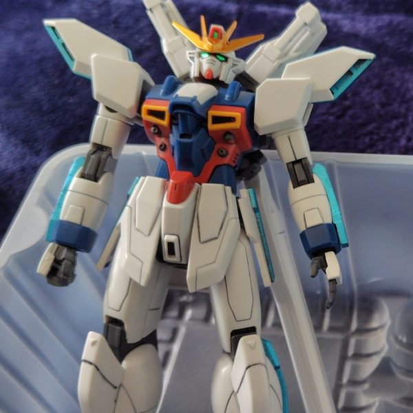 午前中は、ガンダムマーカー補充して、メタブルーのやりかけのところをガンダムマーカーエアブラシしました。少しおいてから、組みました😀が、うくかなぁ😣あとは残りの武器を白サフしました。 お昼食べてから、塗りながら組みますー（1枚目）