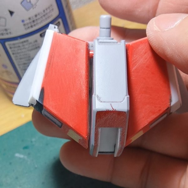 どーもみなさまコニャニャチワ、“骨（こつ）“でございます夏ですねー、太陽の日差しがインドア派の私には厳しい季節でござります(-_-)まいどのことながらまだザクIIIやってます………腰周りはサザビーを使ってますが形状変更してやりました隠し腕も検討していましたが、ちょうど良い感じの腕が手元になかったこともあり今回はNO隠し腕にしました（1枚目）