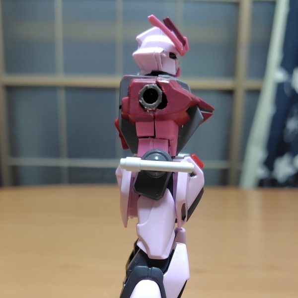 旧HG。胴体内部を丸々削り除いて腕の接続部にPCパーツを。肩のPCパーツに30MMオプションパーツの丸ジョイントが嵌りました。腕の近代化は不格好ですが出来ました。（1枚目）