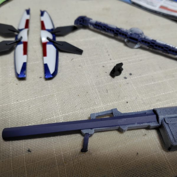 お早うございます。なかなか投稿してませんが、武器の白塗装以外はちょこちょこ塗ってて、だいたい終わりました。写真はまだ塗りが甘い時のです😅白の塗装はガンダムマーカーの筆塗りか、アクリジョンの筆塗りか迷ってますが、どうせ筆塗りならアクリジョン買おうかなぁ🤔帰宅時にゲットして、明日の朝からやるか💡ではではあと少しでお休みの方が多いと思いますので、頑張りましょう😁