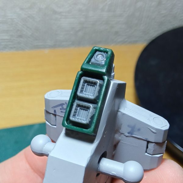 みなさまどーも骨（こつ）でございますコニャニャチワ✋️塗装して組み立てたら見えなくなるとこなのでふが、ディテールアップパーツを気張って付けてしまいました………しっかり入るように削ったりして手間をかけたのでふが、やり終えてから「あっ、これ見えなくなるやつじゃね？」ってなりました………まぁ、でもやることに意味があるのよ………（笑）（1枚目）