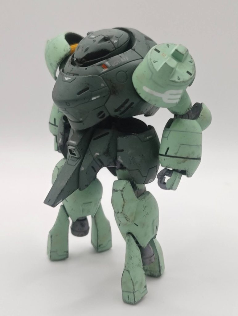 今回もアクリジョン+エアブラシ+デカール+水性ウェザリングカラーを使用して作業いたしました。改修ポイントはパテ埋めと肩部のカスタム、腰部のスラスター追加程度です。