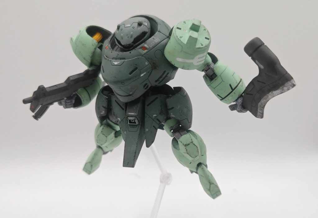 基本無重力下での運用なのでこんな感じのポージングになります。肩部パイプは前作グシオンとおそろいにしました。