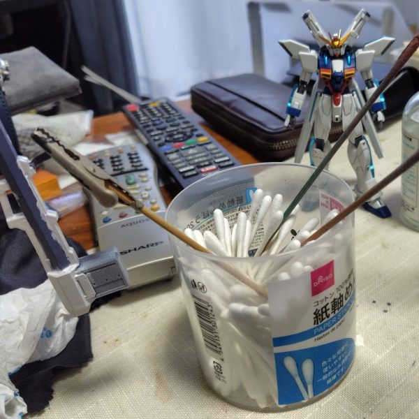 今日は白を筆塗りしました。瓶に筆を直接入れて塗ってみたり、紙コップに薄め液と混ぜてみたりと、何度も塗りました。😣白は多分終わりにします。😂が結局、先にマーカー塗ったところにはみ出たので、白がしっかり乾いてからマーカーの方のリタッチをどうするか悩みます😣まずは明日まで乾かすどー😂（1枚目）