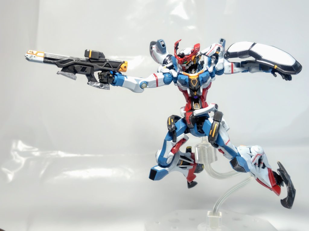 ライフルのホワイト塗装部分もシルバーにしてます。ホワイトとイエローという部分塗装しにくい色がたくさん足りないので難しいキットでしたが、シルバーとゴールドで逃げました(zaku-kao4)