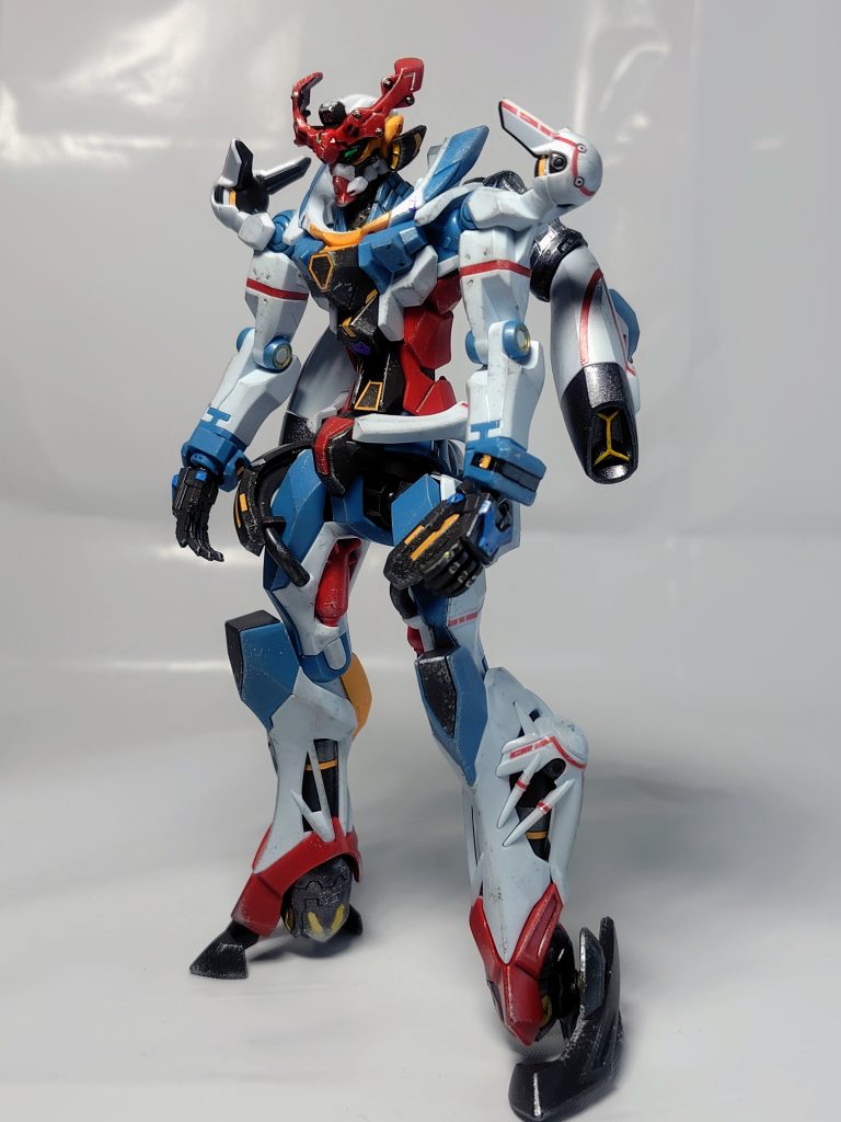 エヴァっぽい立ち姿。赤いラインのシールを貼るのが難しいです。一度濡らして粘着力を落として位置調整するという先人の知恵で乗り切れました。