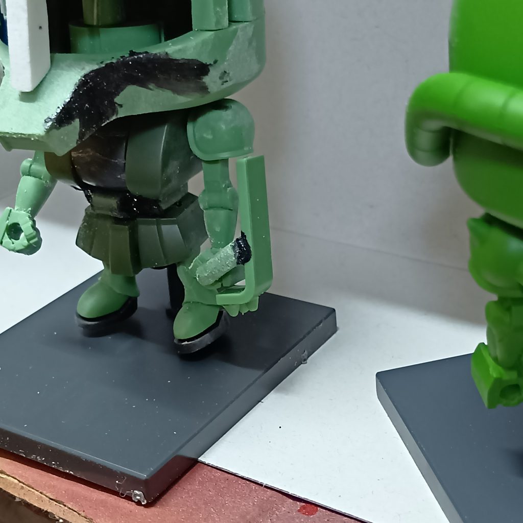 スパイクシールドの持ち手はランナーから。そういえば、胸の部分とヘソ辺りのパイプ取り付け部分も削り取って成型しています。