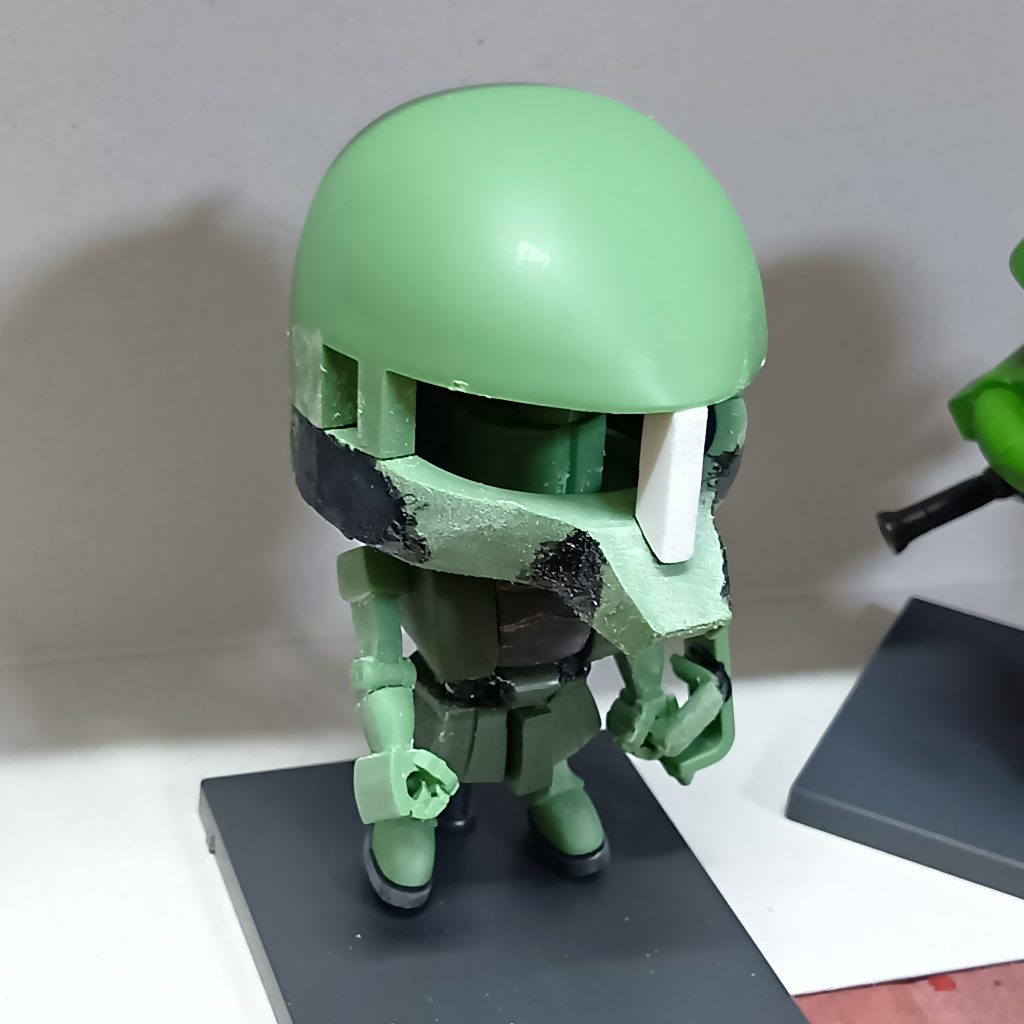 顔のパイプを切り取るときに大きく抉って傷が残ったので接着剤で溶かしたランナーを縫って埋めました。