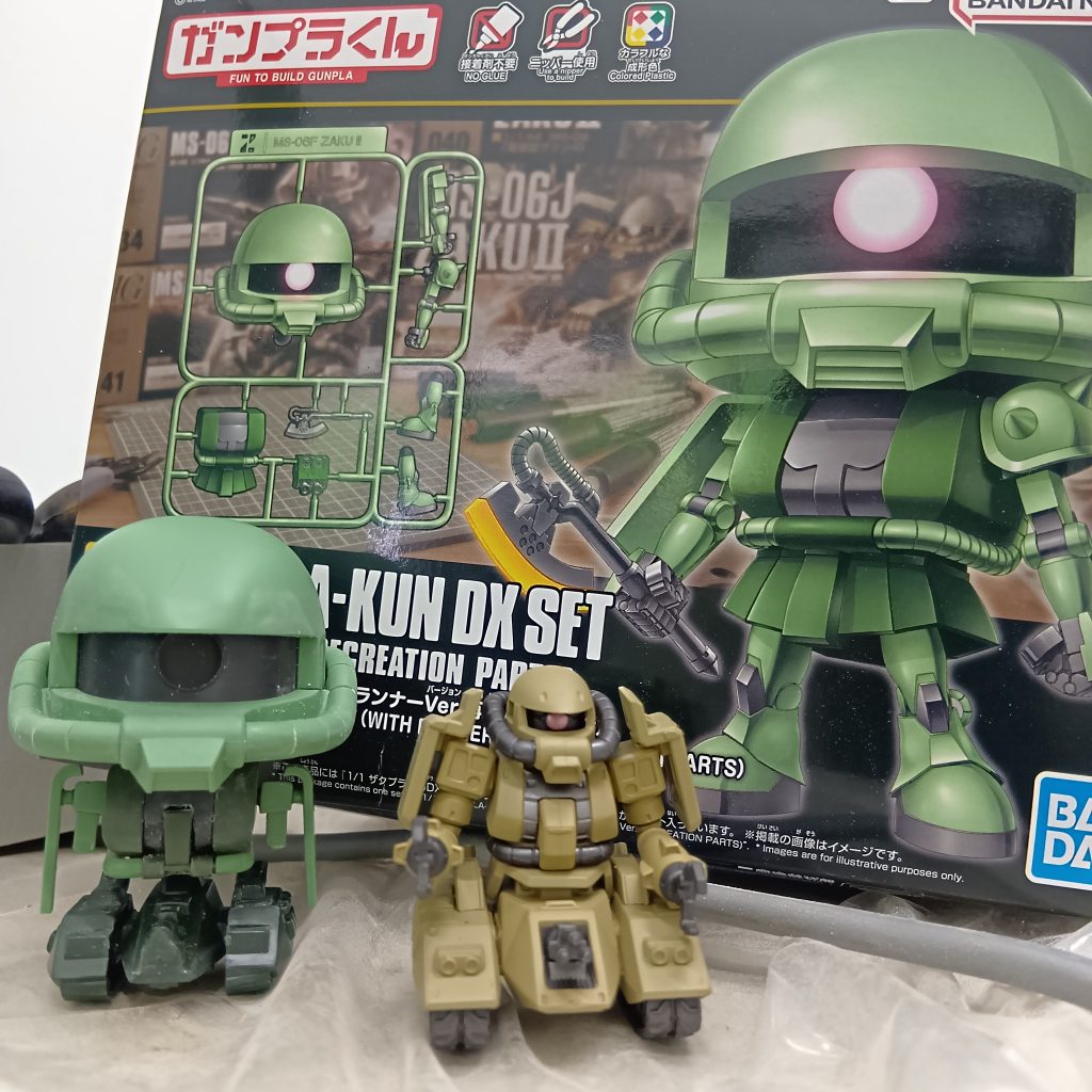 ガンダムコンバージのザクタンクのカラーを参考に。下半身のタンク部分はSDガンダムGジェネ付録のマゼラアタックから、タンク部分を使用しました。真ん中の砲台やライト部分がフラットだったので、ドリルで型をつけたりしました。この時は二の腕は元キットのままで行くつもりでしたが、ランナーを片付けている時にちょうどいい雰囲気の部位を発見！