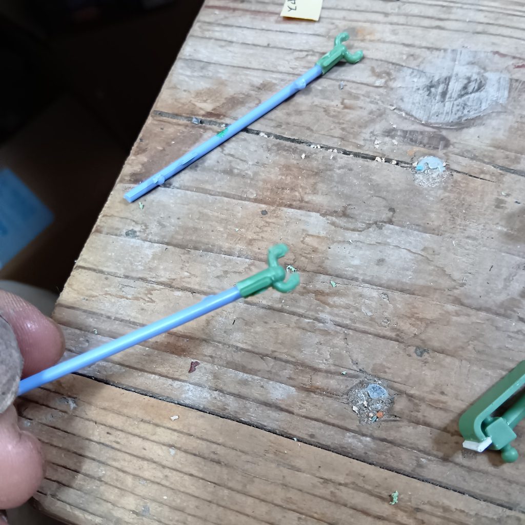 太めのランナーの先に穴をあけて、そこに曲がったランナーをつけてマニピュレーターに。端っこの方に見えているように、ショルダーシールドの上部にプラバンを足しています。