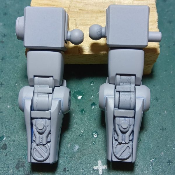 どーもどーも皆様コニャニャチワでございます骨（こつ）でございますm(_ _)mもうご存知の方もいらっしゃるでしょうが私が制作中のザクIIIは腕をグフのものにしましたとはいえそのままではヒートロッド（あのミミズみたいなやつ………）の射ふつ口が付いているので、外装パーツにあたる部分は“ポイ”しちゃいましてジャンクパーツなどを使ってそれっぽくしてみたつもりです私としてはこーゆー内部メカが剥き出しな感じが好きだったりします（1枚目）