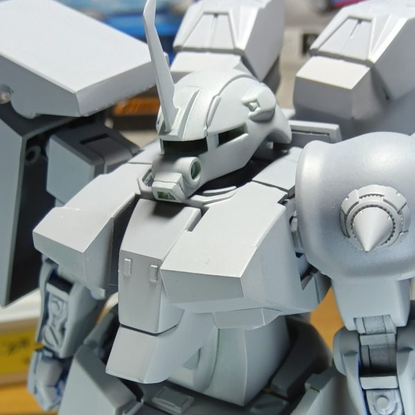 みなさま模型ライフ楽しんでますか？どーもみなさまコニャニャチワ骨（こつ）でございますm(_ _)m自分はヤスリ掛けなど集中して無心でやっていると“自分は修行僧になったのだろうか………、いつかは開眼するのかな？”なんて勘違いしながら模活を楽しんでいます（笑）さて、諸先輩方がやっているサフ萌ってやつをやってみたくて写真を撮ってみました全パーツが付いているわけではないですが骨のザクIIIはこのような形になりました次は塗装の工程なんですが………正直色は何色がいいか悩んでるのですよねぇー💧ザク王道のアーミーグリーンか………ザクIIIのイメージのグレーか………はたまた違うカラーで塗って奇抜な感じを狙うか………この悩んでる時間も楽しいと思う骨なのであります（笑）武器はビームバズーカでいきます（1枚目）