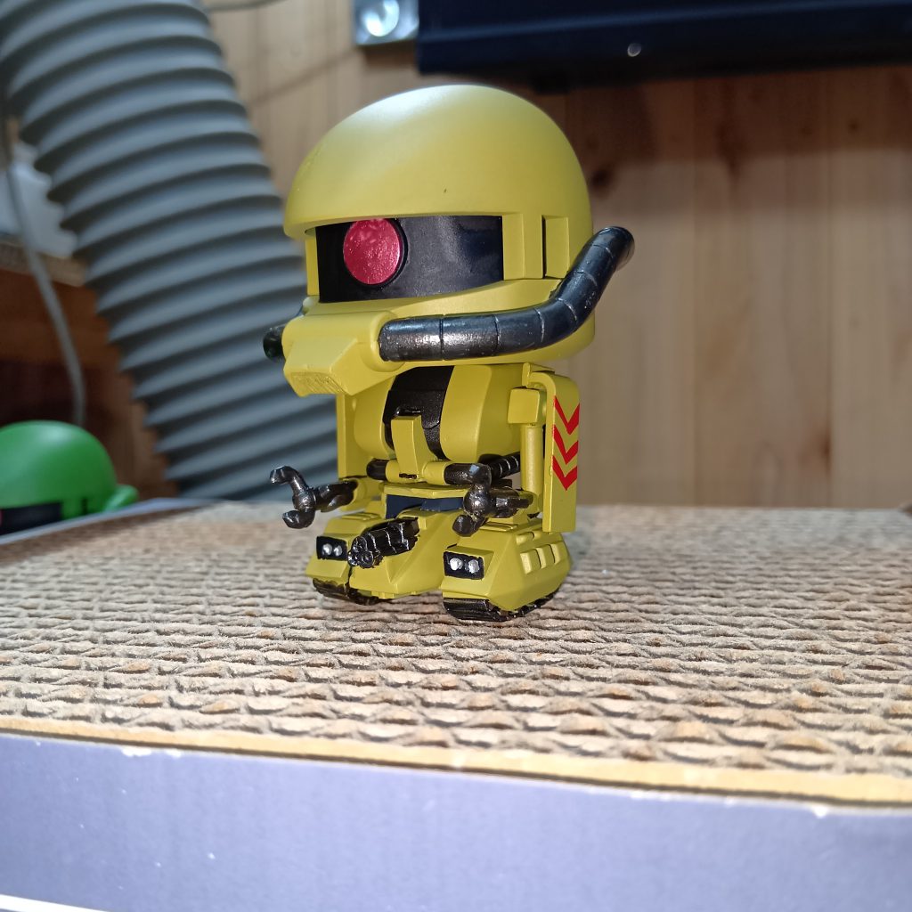 そして第三弾!これがしたかった!!!ザクタンくん💨タンク部分はSDガンダムGジェネシリーズの付録、マゼラトップのタンク部分を使用しています。ザクプラくんの足の細さと同じくらい小さく収めたかったので、持っている限りの一番小さいタンクを使いました。
