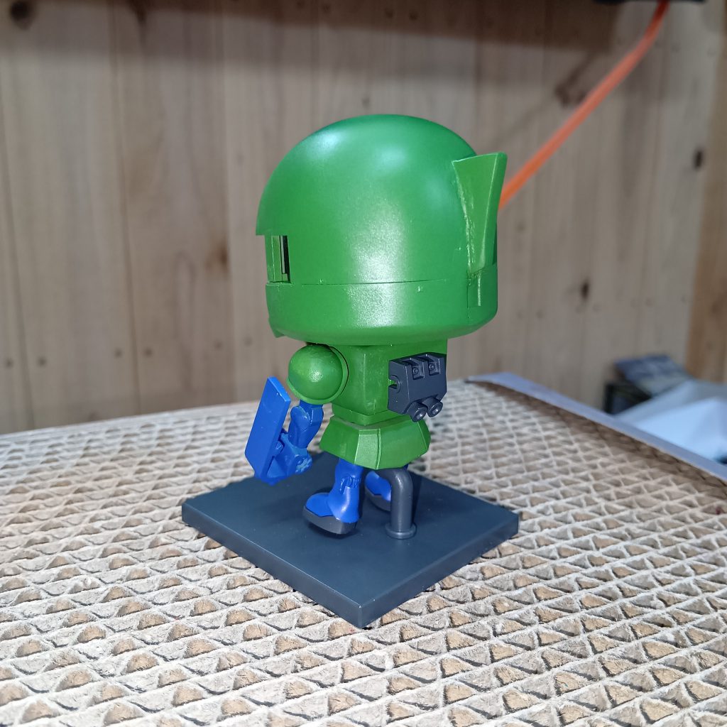 モヒカンをつける。バックパックのパイプ取り付け部分の穴埋めするの忘れてた💦