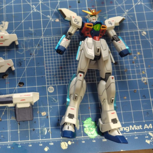 こんにちわ。デカール貼り開始です。今回は肩にアルファベットを貼るつもりでしたが、なかなかやり出せず💀が、貼り出したらぱっと貼れそうなところを勢いで貼りました😂休憩して、またまた考えながら貼ります💡（1枚目）