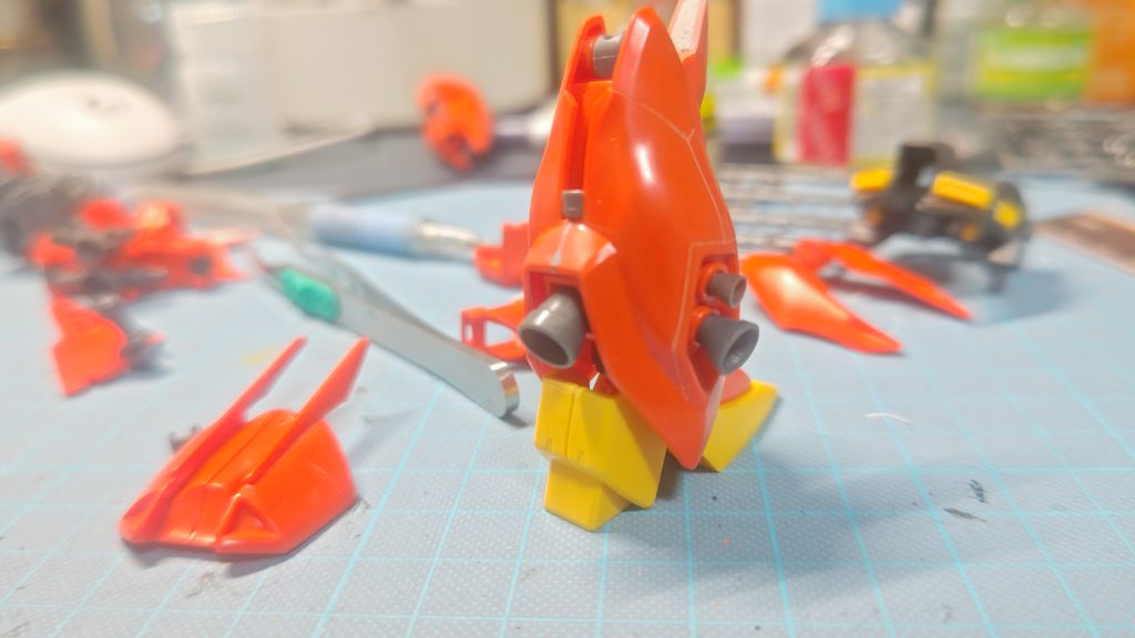 スラスター増設中(スジボリも少ししています)