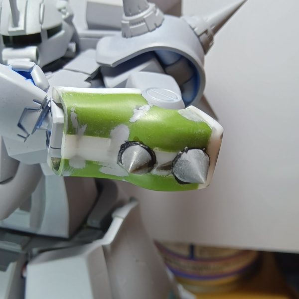 あっ、どーもみなさまコニャニャチワ骨でございますm(_ _)m製作当初から腕のアーマーになんか意味のあるモノにしたいと考えてました剥き出しの腕でヒジ打ちなんてしようものならすぐ使い物にならなくなることでしょうで、ヒジ打ちするためにアーマーを装着破壊力を増幅させるためにスパイクを埋め込んで実戦に活用した………とこんなんでヒジ打ちされたら痛いことでしょう（笑）（1枚目）