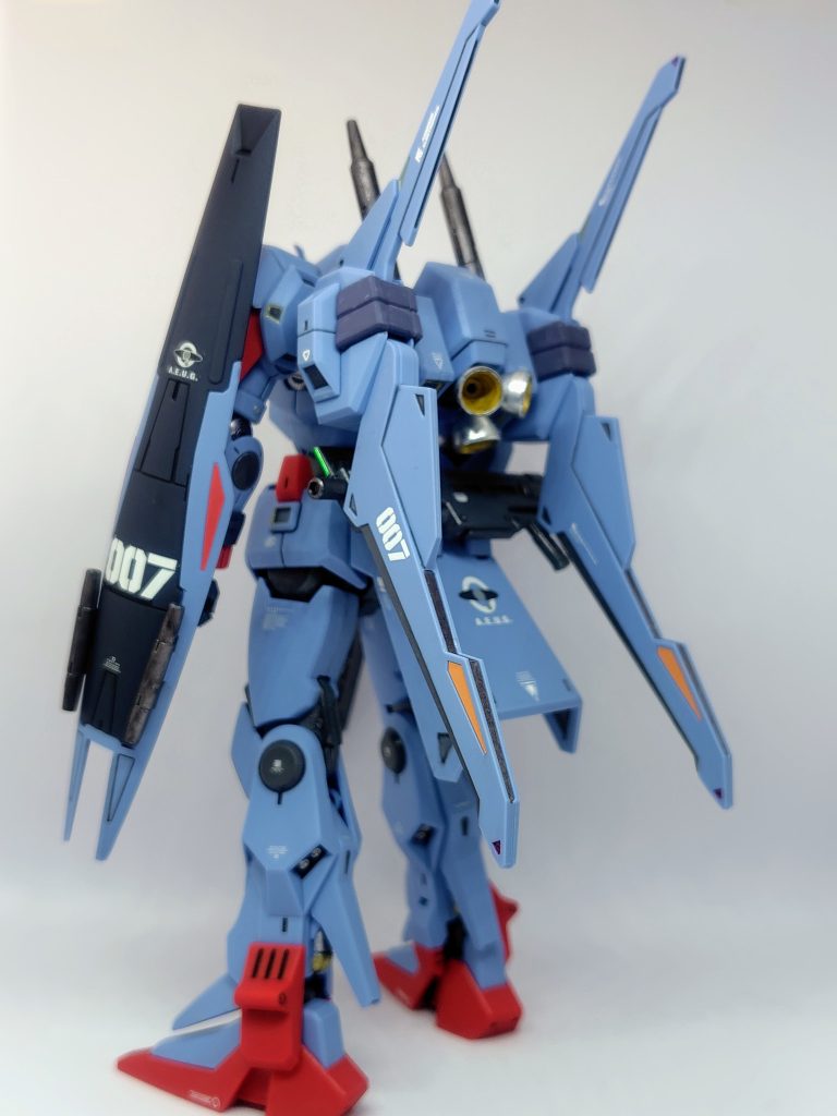 背面。バインダーにグレーとガンメタルを追加。スラスターと足のシリンダーをゴールドとシルバーでガンマカ塗装。バウと百式を合わせたみたいなバインダーがカッコいい。