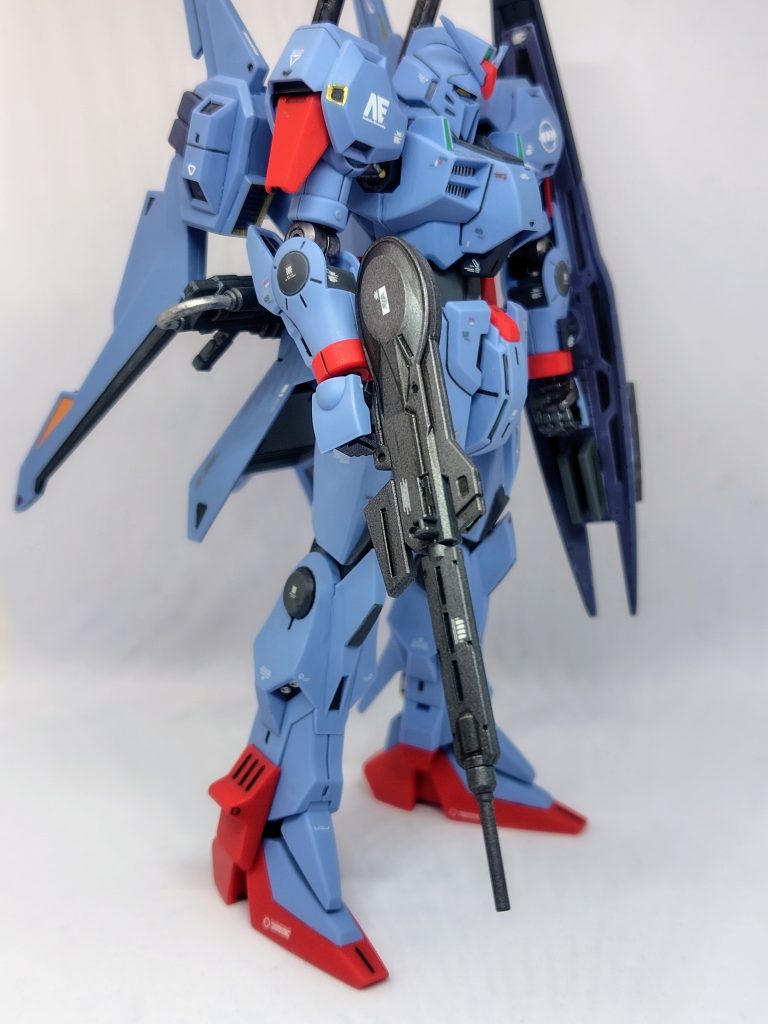 武器、ハンドパーツ、関節部はガンメタル。襟、肘と膝回りにグレーを追加。耳と胸のダクトはシルバーに変更。