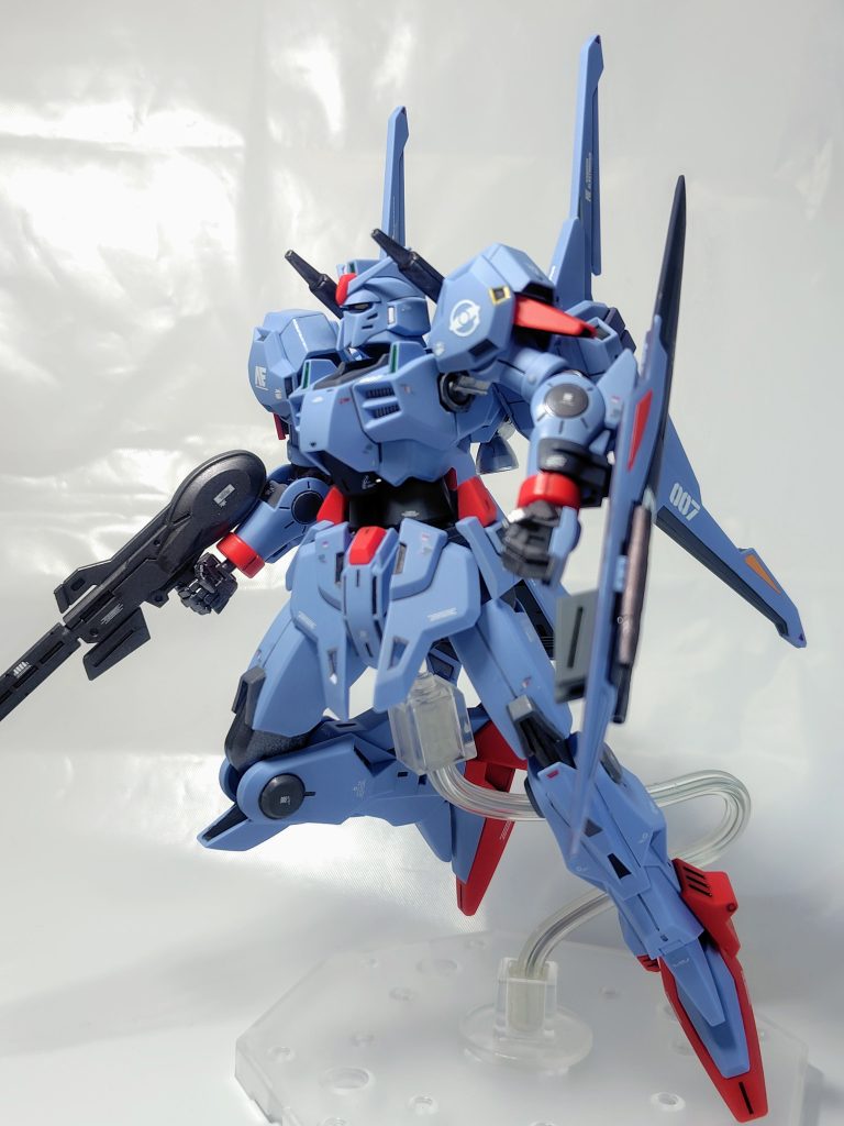 ガンダムタイプで肩にビームキャノンあるのは珍しいですね。