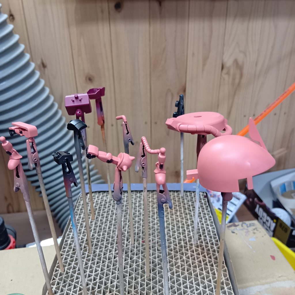 特に工作するわけでもなく、淡々と組むだけでしたが、日々の疲れが癒される時間です。肉体労働者にとって、模型製作は瞑想のような時間で、精神と肉体を癒します。ただ、肩コリと目の疲れが増します💦