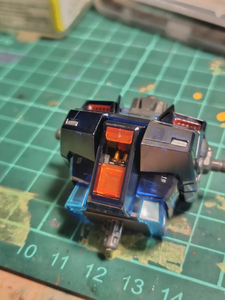 ハッチを開けても足しか見えない…。