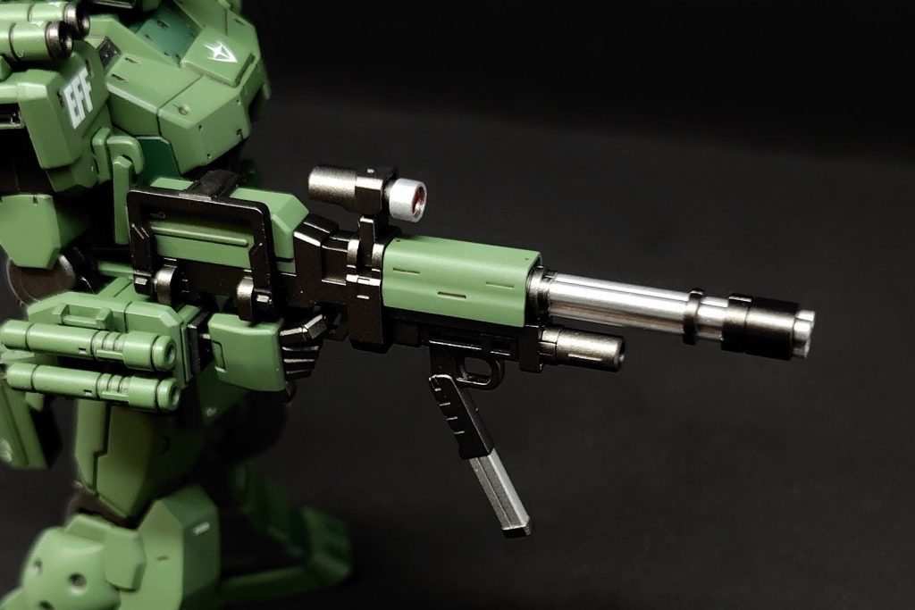 こだわった部分が、こちらのミニガンです。差し色にシルバー入れたらカッコいいと思い、マスキングでなんとか塗り分け。一度大きく傷を付けてしまって悩みましたが、なんとかリカバリーできました。