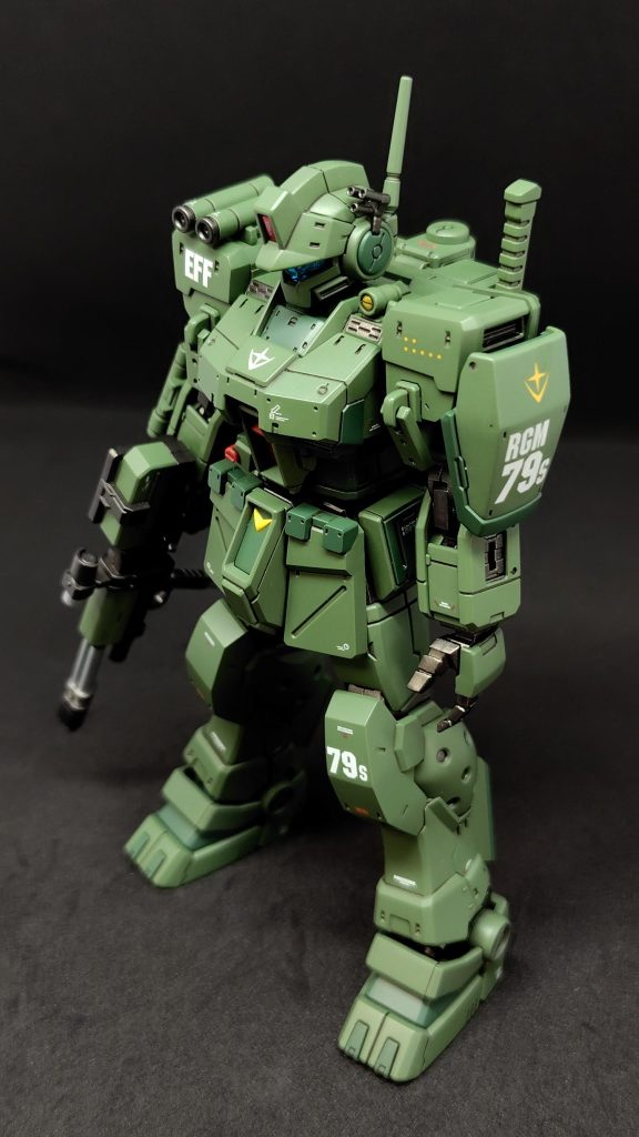 しかし、実際に作ってみると、塗装だけで1ヶ月と20日かかる結果に。最初はするつもりがなかった、細かい部分のマスキング。後になって見つかる、処理が甘いゲート跡や透けた下地。常にてんてこ舞いで毎週塗装に挑んでました。立ちっぱなしの環境だったので、初心者にはなかなか過酷でした。ギリギリ夏前に終わってよかったです。