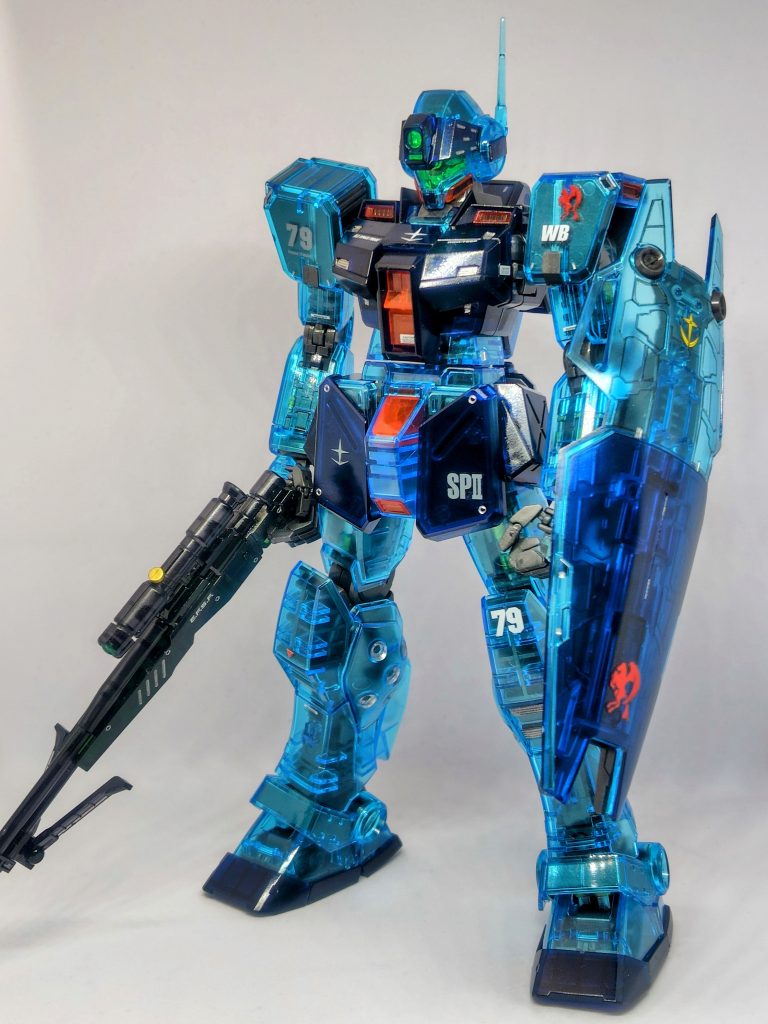 クリアカラーは硬いのでニッパーが折れないかヒヤヒヤしますね(zaku-kao4)