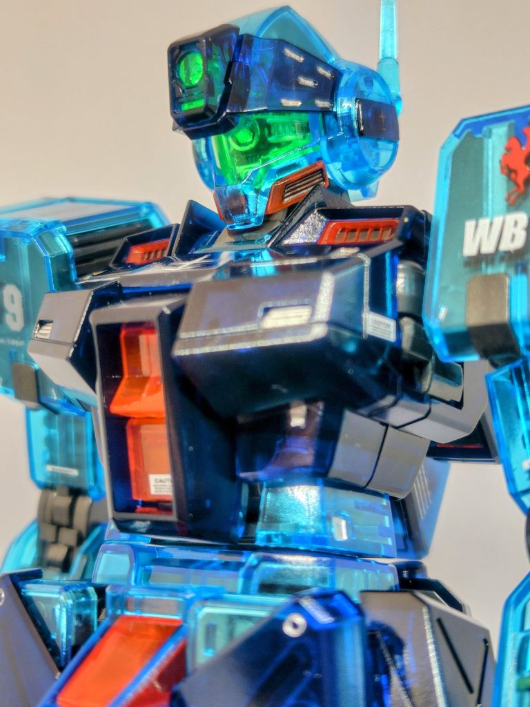 メインカメラはオールマイティモノアイに交換し、内部はシャインシルバーで塗ったのですがよくわからないですね(gundam-kao9)