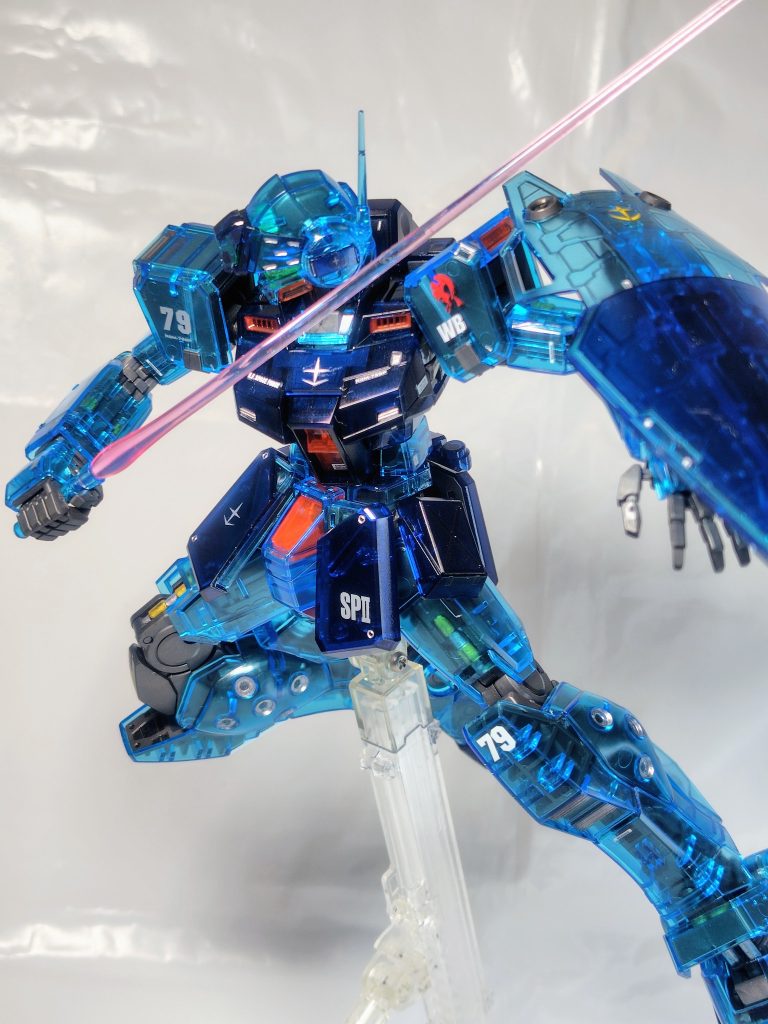 付属のドライデカールを一部使用。マーキングシールは余白が気になるので使わず。腿のシリンダーが見えるのえちいですね(gundam-kao3)