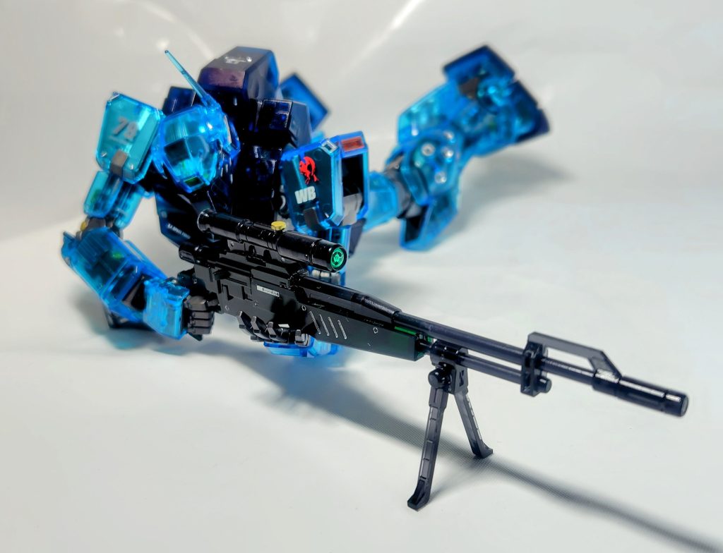 ライフルのスコープはカスタマイズマテリアルの3Dレンズシールを使用。MSのサイズでこの射撃姿勢って意味あるのか(gundam-kao5)